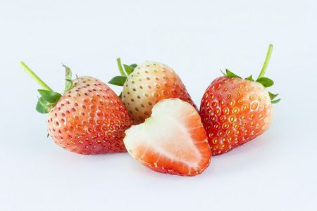 草莓与两半的切片部分结束白色背景