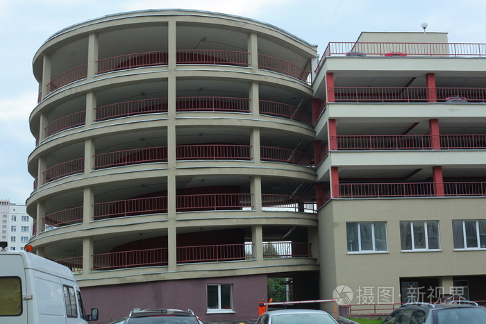 多层停车场的汽车