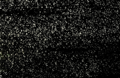 一个黑色的背景上的水珠图片