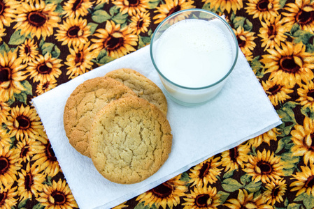 平原的糖霜饼干和牛奶杯