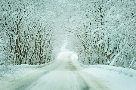 在农村冬季道路