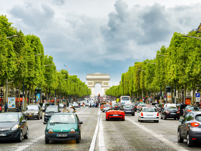 视图的凯旋拱到香榭丽舍。巴黎法国