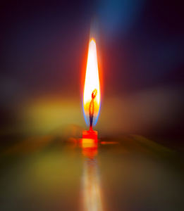 蜡烛的火焰在黑暗中图片