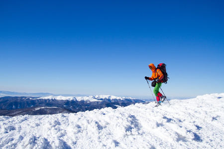 在山里徒步旅行带着背包和帐篷雪的冬天