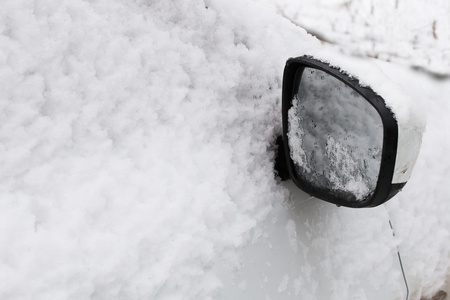 在雪下的车