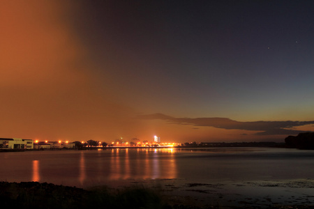 照明的河夜景