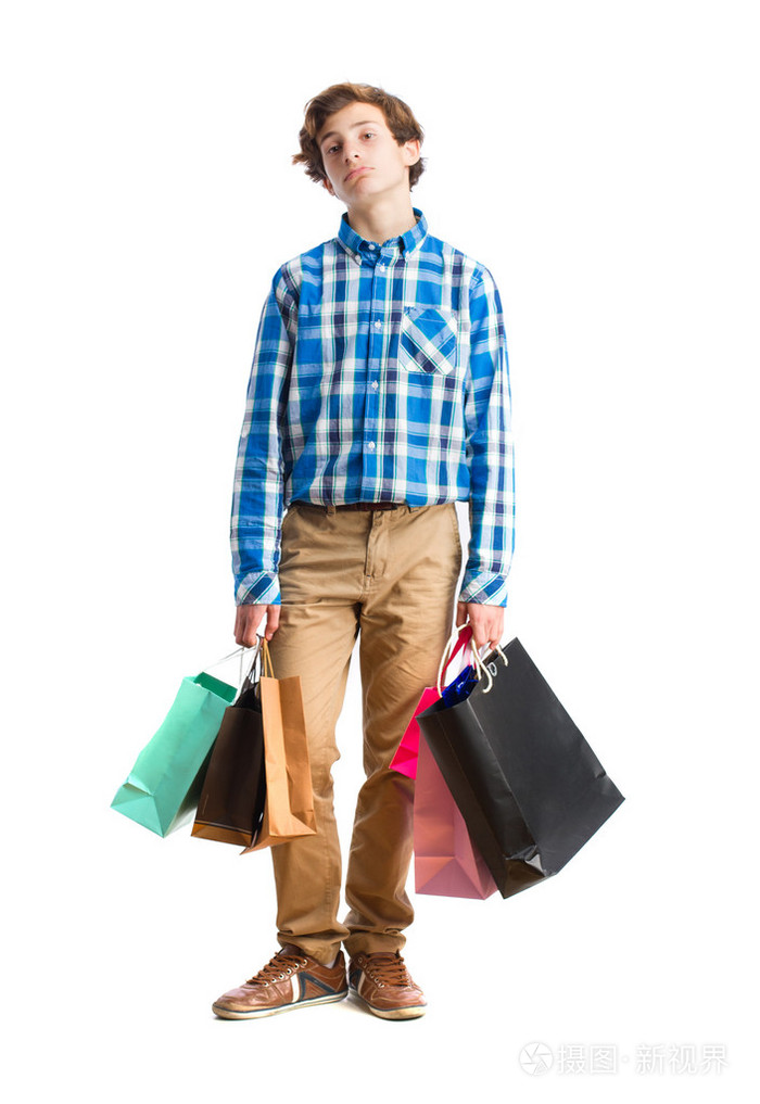 无聊的少年提着购物袋