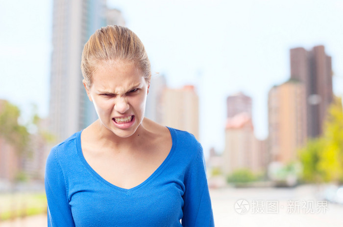 年轻酷女人生气姿势