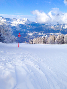 山区的酒店冬季度假胜地，法国阿尔卑斯山的滑雪坡