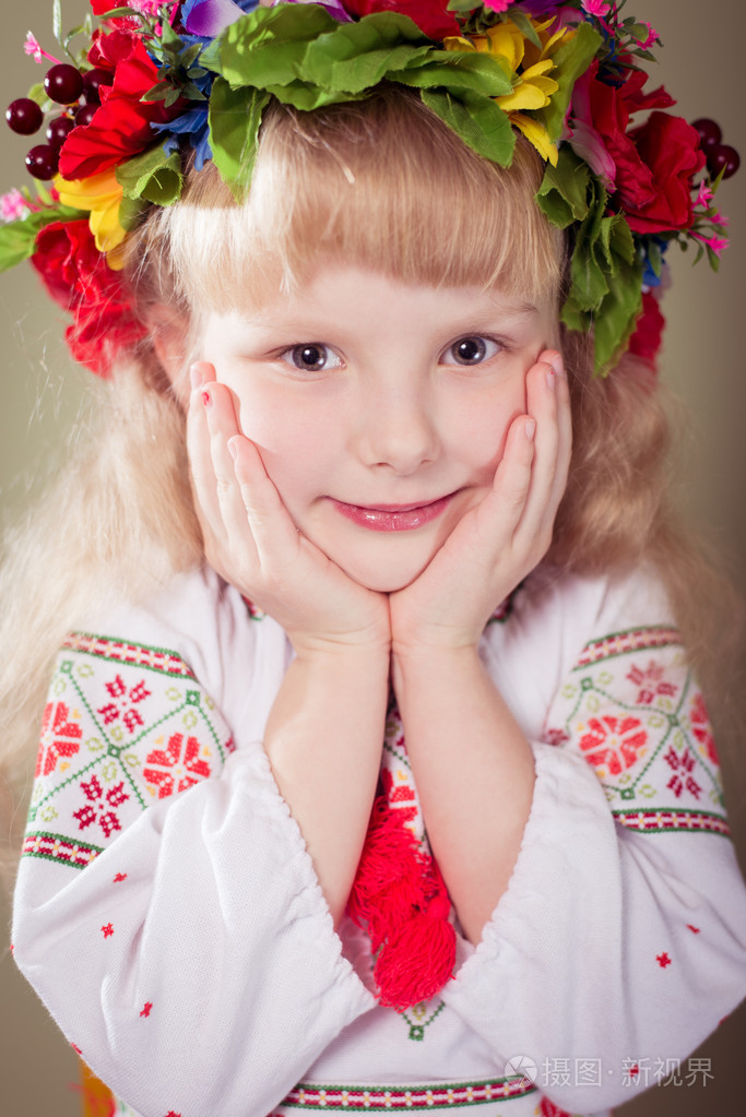 在乌克兰的衣服的小女孩