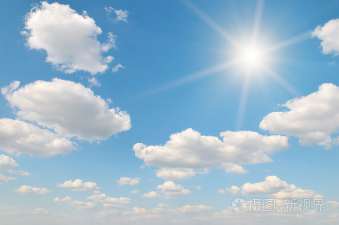 蓝蓝的天空上的太阳