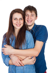 年轻漂亮的微笑夫妇拥抱