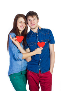 美丽的年轻夫妇，手里拿着一颗红色的小纸的心
