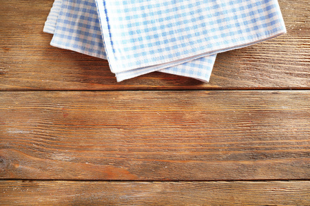木制的桌子上的餐巾纸