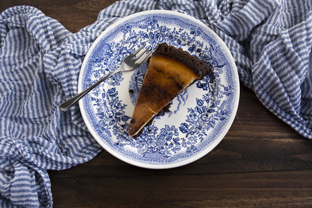 覆盖在蓝色的条纹桌布巧克力香蕉蛋糕