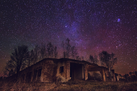 与星空栋废弃的建筑物