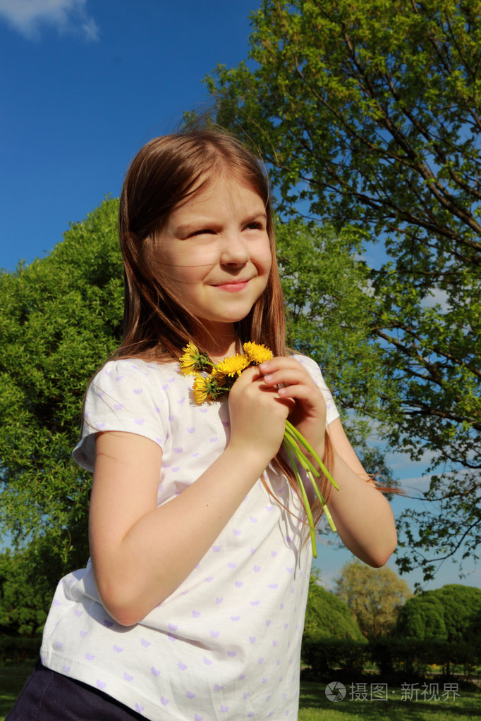 漂亮的小孩户外,莫斯科俄罗斯