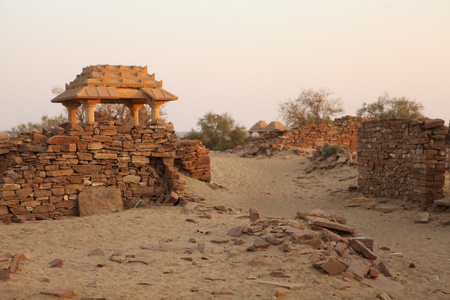 在沙漠中的古废墟照片