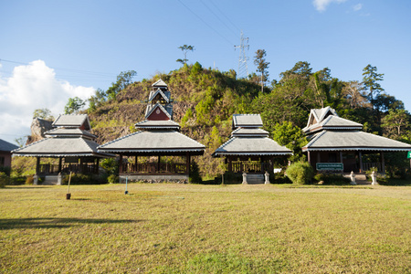 建筑在草坪上