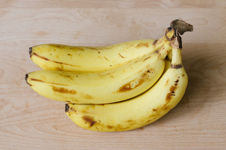 一串香蕉木制背景