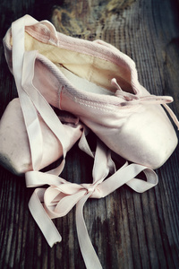 老戴粉红色的足尖鞋芭蕾舞