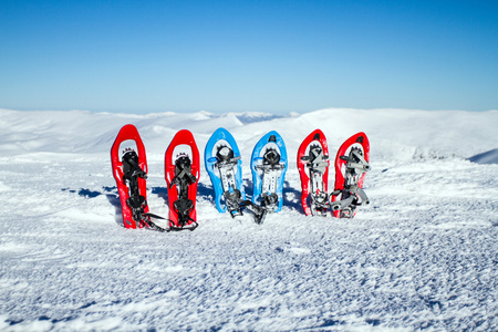 在喀尔巴阡山冬季雪地行走