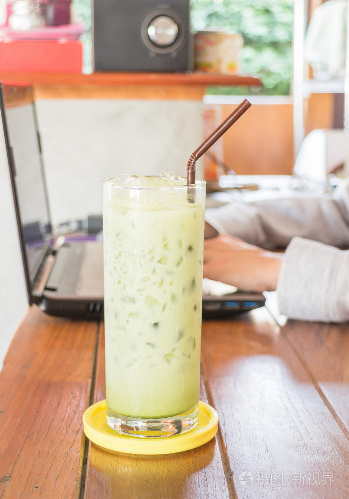 glass 冰的绿茶拿铁咖啡