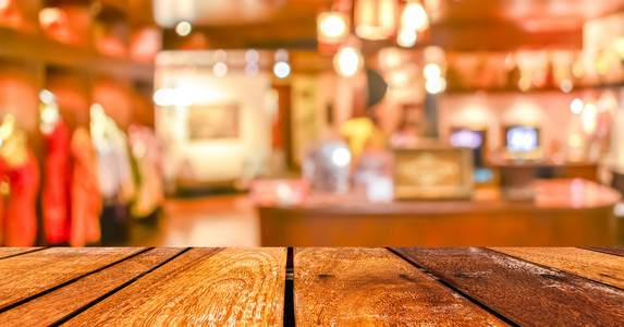 空的木桌和咖啡店模糊背景与景成像