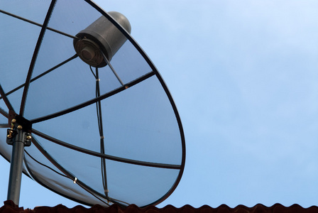 屋顶上的碟型卫星天线