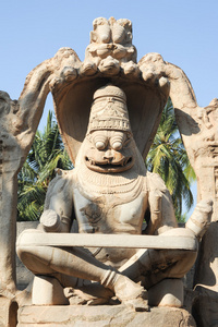 拉克希米辛在亨比对印度的雕像