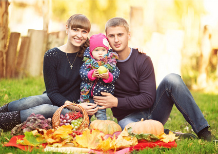 漂亮的家庭，在秋天的公园
