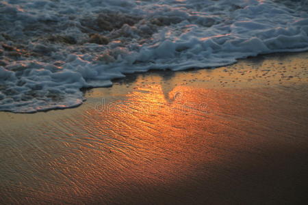 赫莫萨海滩日落时的波浪