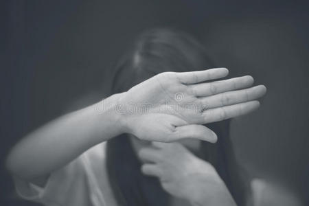 抽象的犯罪模糊背景,悲伤的女人,悲伤的手,照片