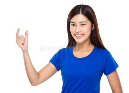 有小东西的亚洲女人抓住手指