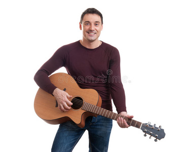 弹吉他的年轻人