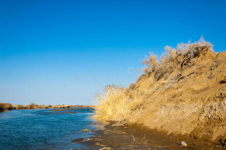 春草原河流