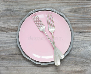 叉子在粉红色的盘子上