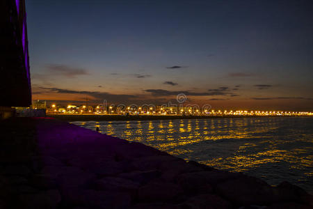 晚上的瓦伦西亚海滩，从港口望去，西班牙