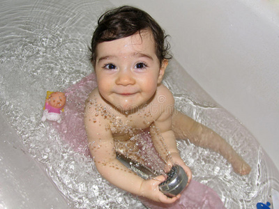 小女孩洗澡沐浴图图片