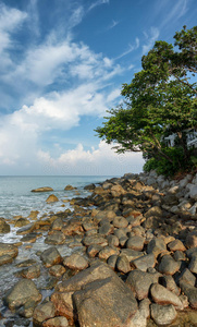 热带海岸。垂直景观。泰国，普吉岛
