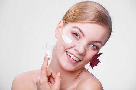 皮肤护理。红枫叶少女的脸。