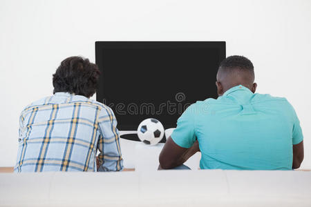 两个足球迷在看电视