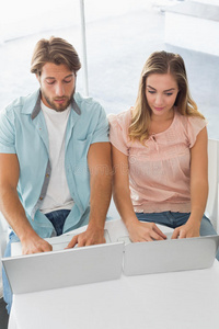 一对幸福的夫妇在用他们的笔记本电脑