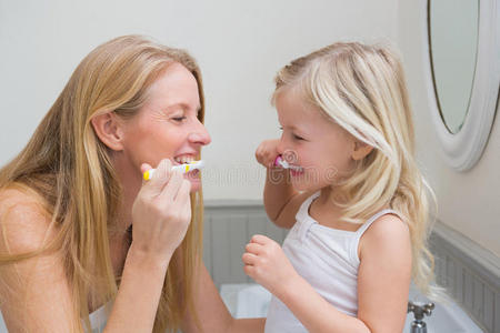 快乐的母女刷牙