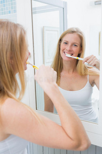 快乐的女人刷牙
