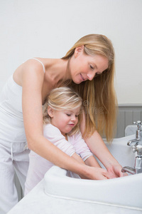 幸福的母女洗手