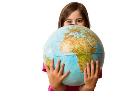 可爱的小学生微笑着抱着地球仪