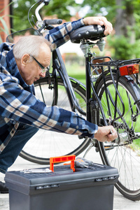 修理自行车的老人