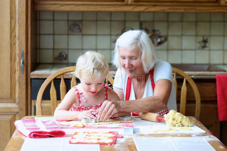奶奶和孙女一起做饼干