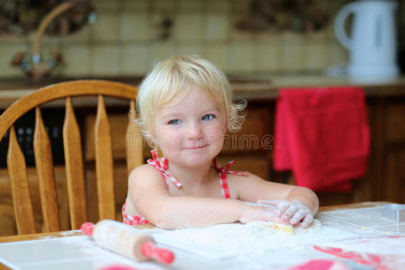 快乐的小女孩在厨房里烤饼干